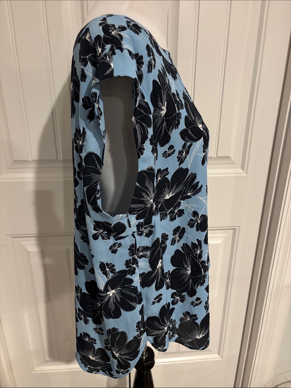 Ann Taylor Women’s Floral Boatneck Top in Light Blue and Black - Picture 4 of 6